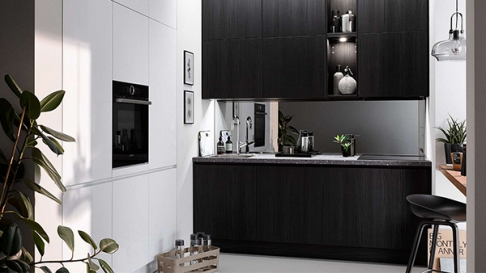 Wat doet een zwarte houten keuken met jouw interieur? zwarte houten keuken