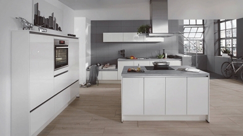 Witte glans keuken met kookeiland