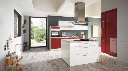 Rood met witte keuken 