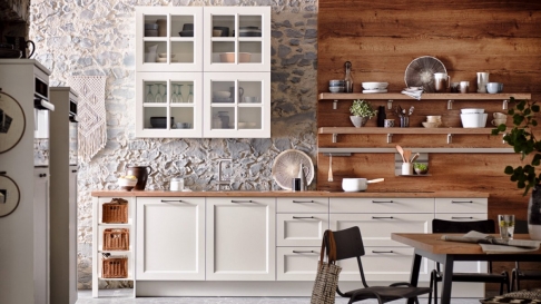 Witte keuken met houten elementen
