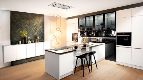 Witte keuken met donkere elementen 