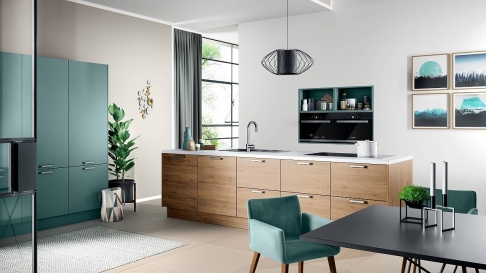 Houten keuken met blauwe elementen