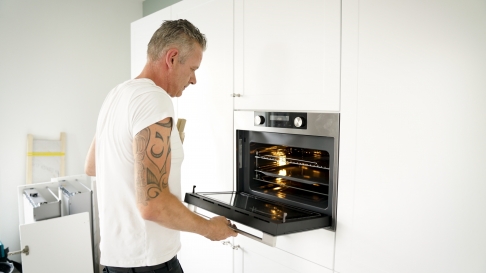Stap 3. Het plaatsen van de nieuwe keuken Oven openen