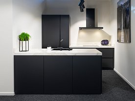Kleine keuken - zwart met kookeiland