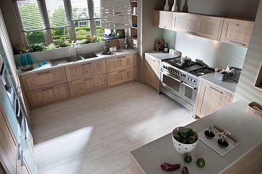 Ruime keuken in warm hout.