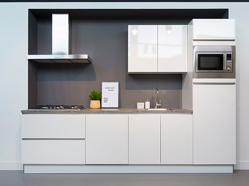 Keukens - VERKOCHT! SHOWROOMKEUKEN! WIT GLANZEND GREEPLOOS