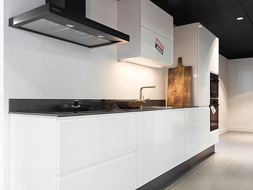 Keukens - MOET WEG! SHOWROOMKEUKEN! HOOGGLANS WIT GREEPLOOS