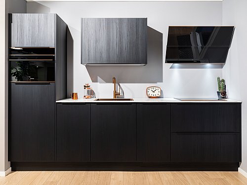 Keukens - Eikenzwart met marmer en Koper accenten
