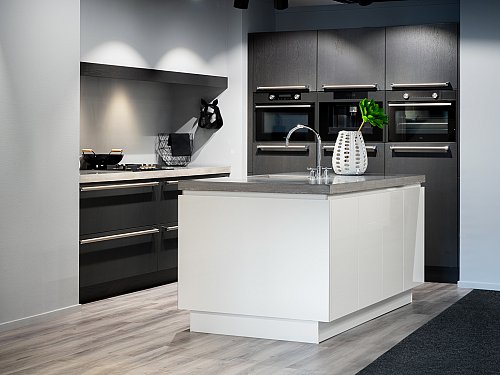 Keukens - OUTLET: Y-line + Pro-Line / 7