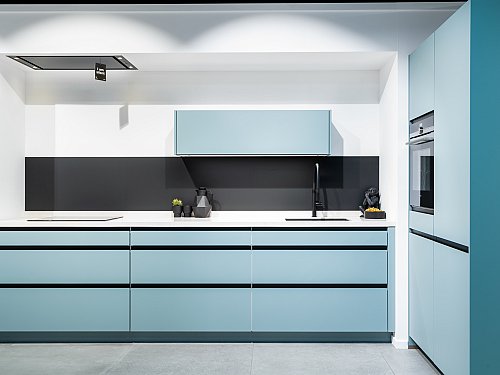 Keukens - Touch blauwe keuken met kastenwand