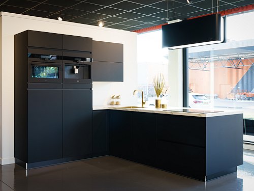 Keukens - SHOWROOMKEUKEN-HOEK-ZWART
