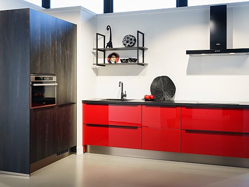 Keukens - Rood hoogglans keuken met zwart staal