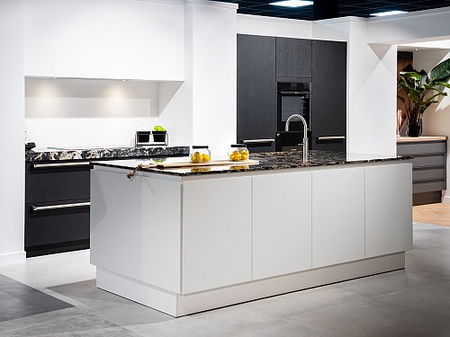 Keukens - SHOWROOMKEUKEN-EILAND-ZWART-WIT