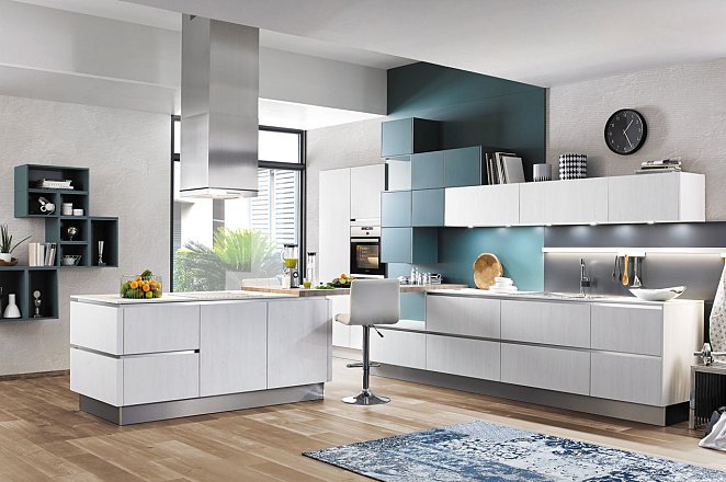 Ruime greeploze keuken met kookeiland en kastenwand - Afbeelding 1 van 4