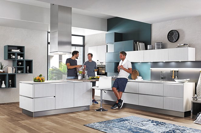 Ruime greeploze keuken met kookeiland en kastenwand - Afbeelding 2 van 4