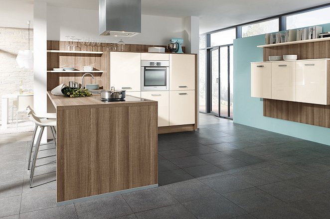 Ruime keuken met kastenwand en eetbar - Afbeelding 1 van 1
