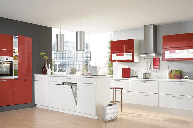 Moderne eiland keuken in wit met hoogglans rood - Afbeelding 1 van 1