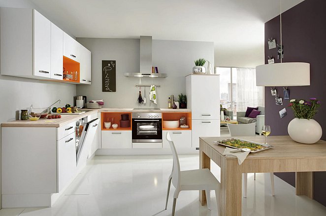 Witte moderne hoekkeuken met kleur accent - Afbeelding 2 van 3