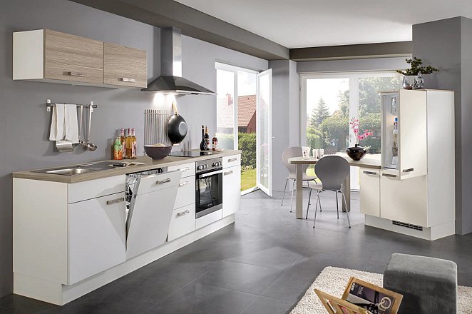 Rechte keuken met losse kast en eetruimte - Afbeelding 1 van 2