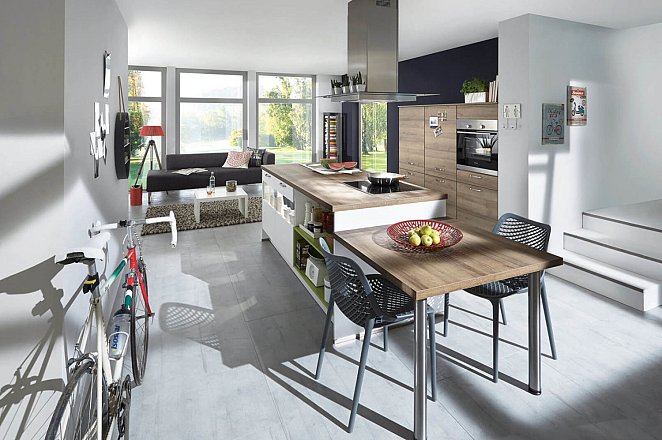Moderne eiland keuken met kastenwand - Afbeelding 1 van 3