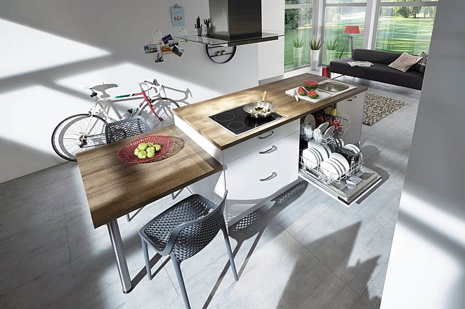 Moderne eiland keuken met kastenwand - Afbeelding 2 van 3