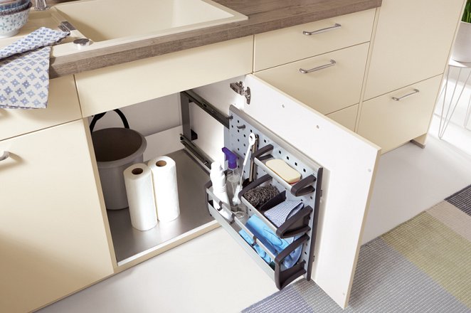 Ruime hoekkeuken met kastenwand en bar - Afbeelding 2 van 5