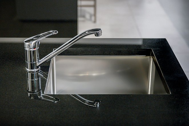 Eilandkeuken in hoogglans wit - Afbeelding 2 van 9