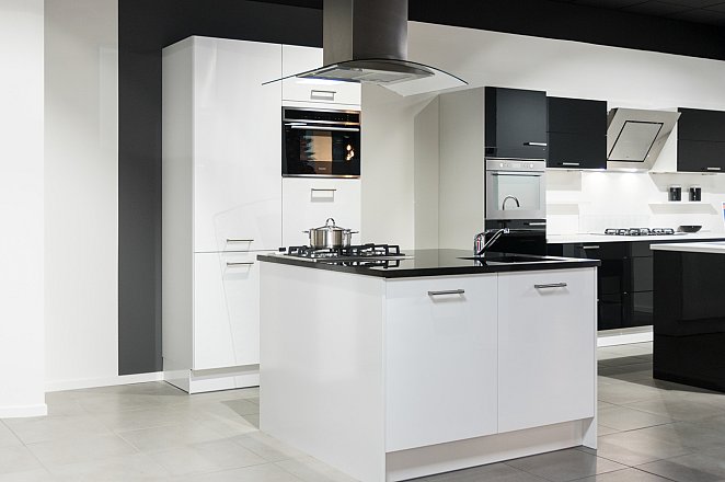 Eilandkeuken in hoogglans wit - Afbeelding 1 van 9
