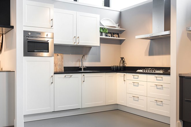Witte hoekkeuken met Smeg apparatuur - Afbeelding 1 van 6