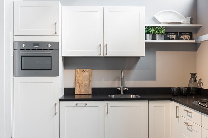 Witte hoekkeuken met Smeg apparatuur - Afbeelding 2 van 6