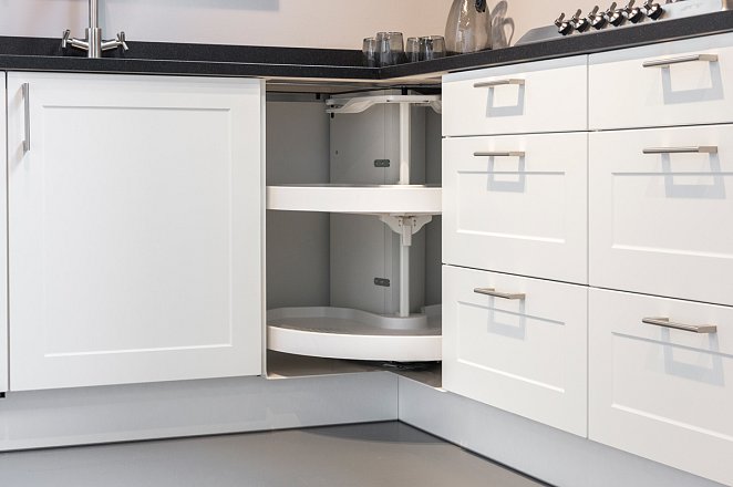 Witte hoekkeuken met Smeg apparatuur - Afbeelding 4 van 6