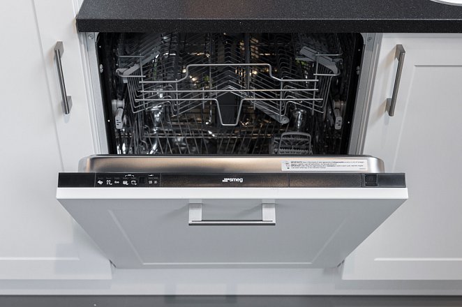 Witte hoekkeuken met Smeg apparatuur - Afbeelding 6 van 6