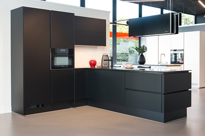 Matzwarte hoekkeuken met AEG apparatuur - Afbeelding 1 van 6