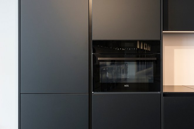 Matzwarte hoekkeuken met AEG apparatuur - Afbeelding 2 van 6