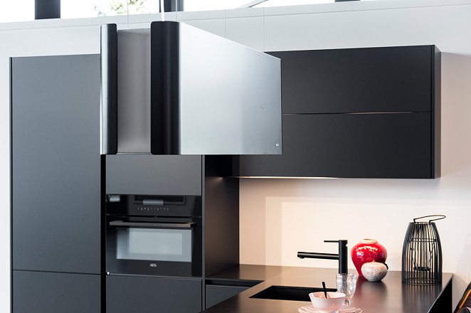 Matzwarte hoekkeuken met AEG apparatuur - Afbeelding 6 van 6