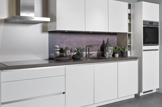 Rechte greeploze witte keuken met kastenwand - Afbeelding 1 van 1