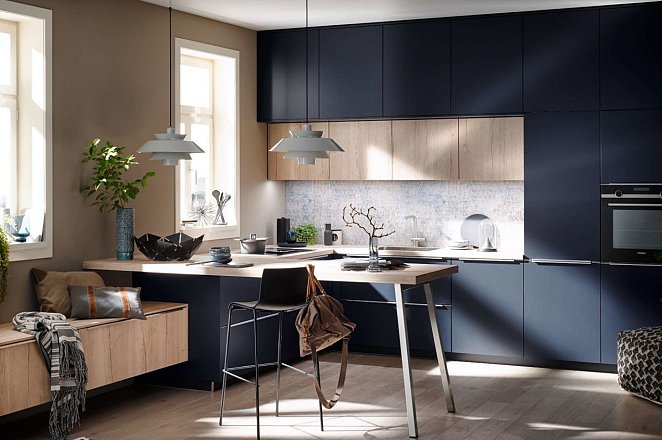 Blauwe hoekkeuken met houten keukenelementen - Afbeelding 1 van 5