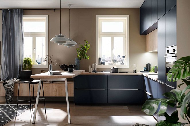 Blauwe hoekkeuken met houten keukenelementen - Afbeelding 2 van 5