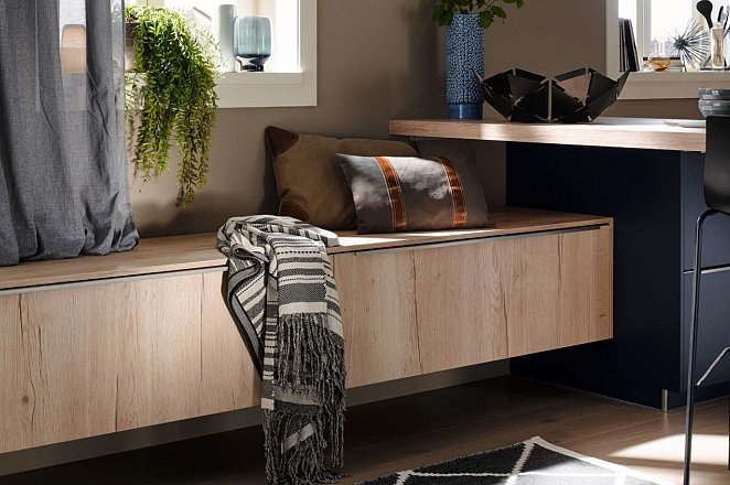 Blauwe hoekkeuken met houten keukenelementen - Afbeelding 4 van 5