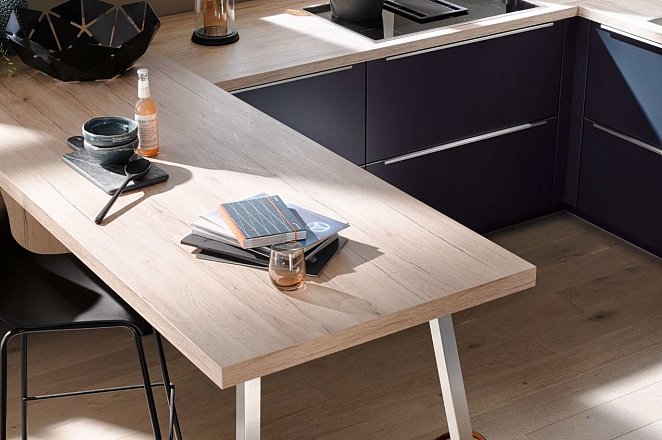 Blauwe hoekkeuken met houten keukenelementen - Afbeelding 5 van 5