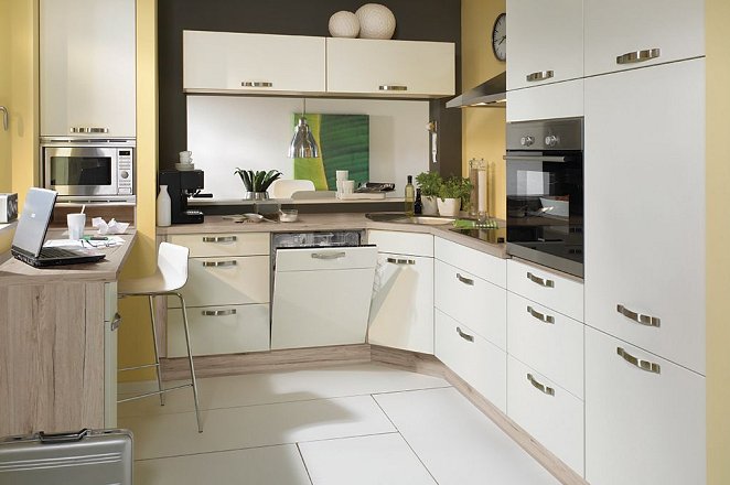 Witte hoekkeuken met houten afwerking - Afbeelding 1 van 1