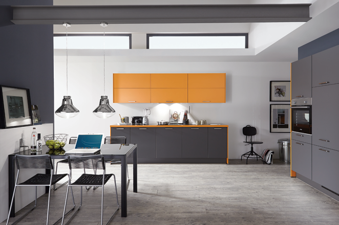 Donkergrijze/oranje keuken met losse keukenelementen - Afbeelding 1 van 1