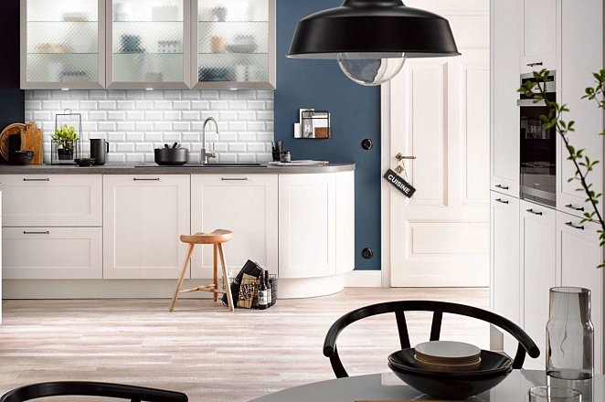 Witte keuken met afgeronde hoek - Afbeelding 1 van 3