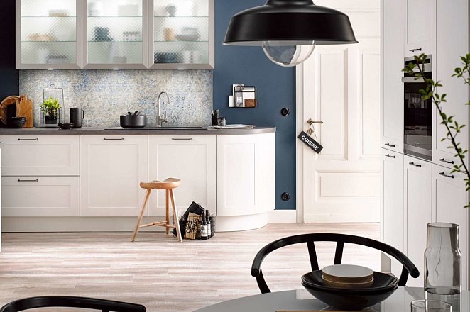 Witte keuken met afgeronde hoek - Afbeelding 2 van 3