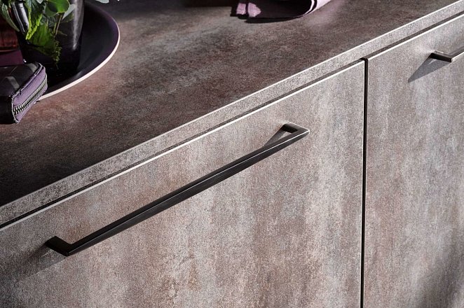 Luxe rechte keuken in donker design - Afbeelding 3 van 5