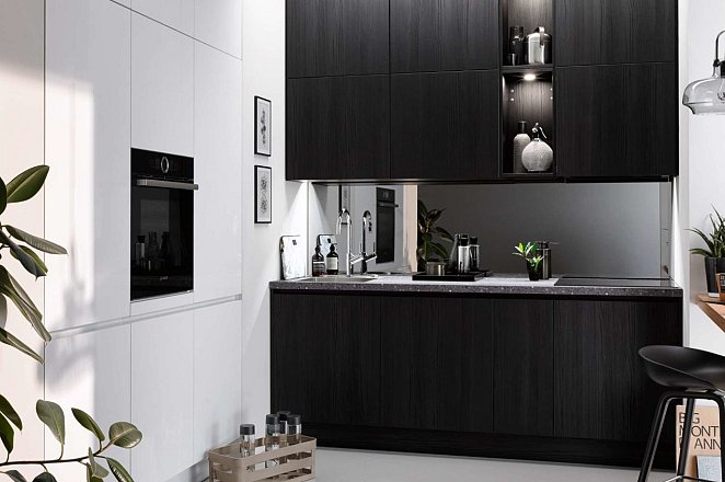Smalle rechte keuken met kastenwand - Afbeelding 1 van 6