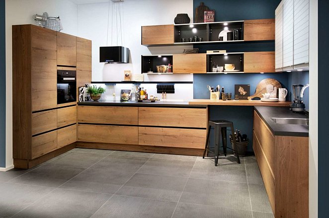 Hout kleurige U-opstelling keuken - Afbeelding 1 van 1