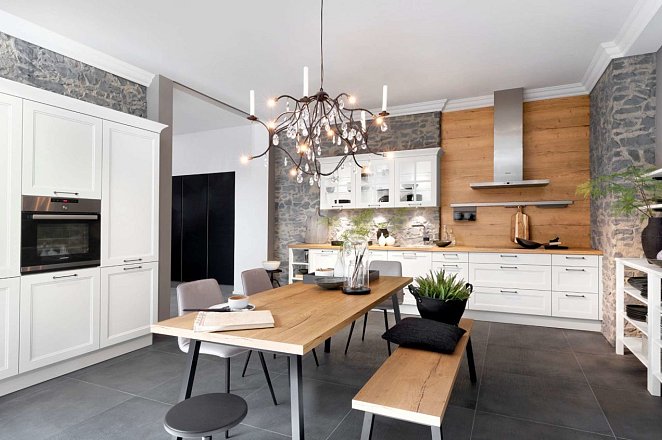 Ruime witte keuken met losse elementen - Afbeelding 1 van 2