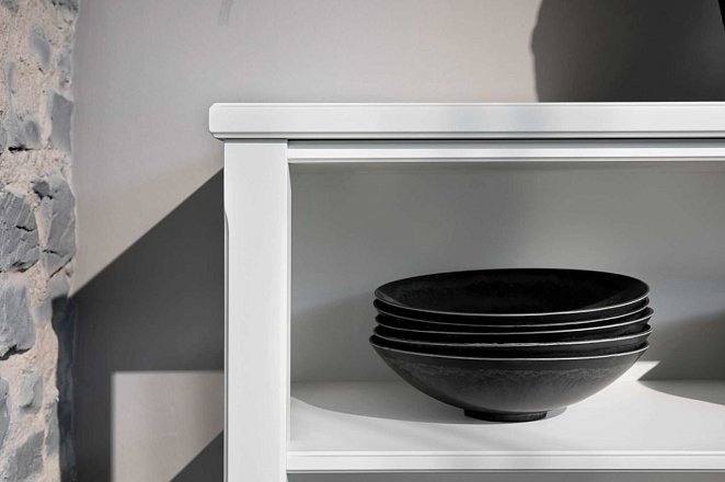 Ruime witte keuken met losse elementen - Afbeelding 2 van 2