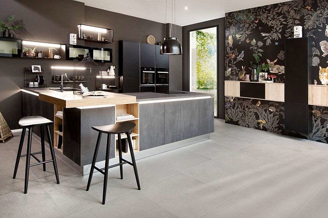 Zwart/houten keuken met losse keukenelementen - Afbeelding 1 van 3